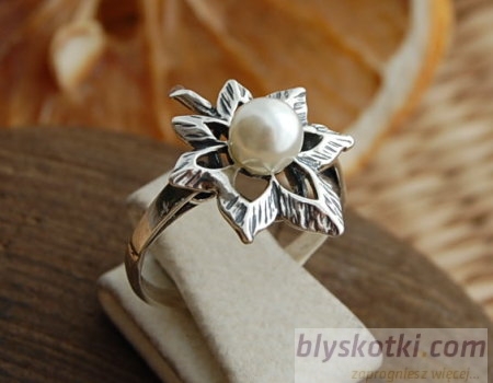 LIVIA - srebrny pierścionek z perłami