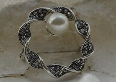 BEATA - srebrna broszka z perłą i kryształkami