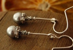 SALVO - srebrne kolczyki z szarymi perłami 