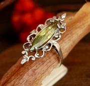 BOSU - srebrny pierścionek z oliwinem