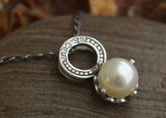 ALLI - srebrny wisiorek z perłą i kryształkami