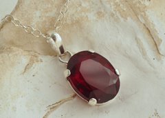 Ogień Mozambiku: Unikatowy Czerwony Spinel wisior