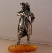 MUSZKIETER - figurka srebro i bursztyn
