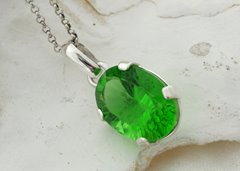 Zielony naturalny peridot w Srebrnym Wisiorku