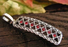 GATA - srebrny wisiorek z rubinami 