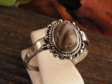 ROBERTA - srebrny pierścionek z krzemieniem pasiastym