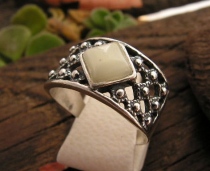 LEBIA - srebrny pierścionek z bursztynem