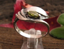 LUNA - srebrny pierścionek z oliwinem