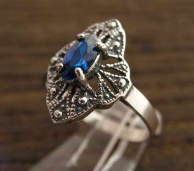 BRESCA - srebrny pierścionek z szafirem